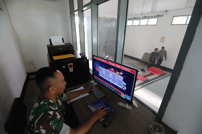Prajurit TNI dari Laboratorium Litbang TNI AD menjelaskan peralatan canggih untuk memastikan kelengkapan prajurit TNI lolos uji kompetensi di Batujajar.