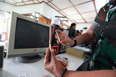 Prajurit TNI dari Laboratorium Litbang TNI AD menjelaskan peralatan canggih untuk memastikan kelengkapan prajurit TNI lolos uji kompetensi di Batujajar.