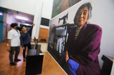 Pengunjung mengamati karya yang dipamerkan dalam pemeran foto bertajuk 