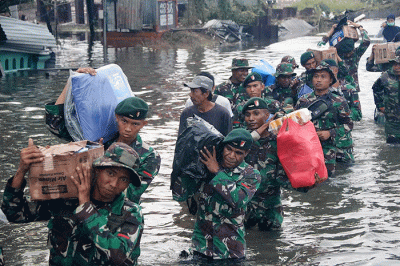 Puluhan prajurit Yonif Raider 400/BR turun ke lokasi terdampak banjir rob di kawasan Pelabuhan Tanjung Emas, Semarang, Jawa Tengah, Kamis (26/5/2022).