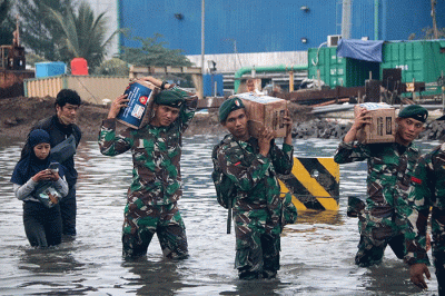 Puluhan prajurit Yonif Raider 400/BR turun ke lokasi terdampak banjir rob di kawasan Pelabuhan Tanjung Emas, Semarang, Jawa Tengah, Kamis (26/5/2022).