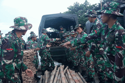 Puluhan prajurit Yonif Raider 400/BR turun ke lokasi terdampak banjir rob di kawasan Pelabuhan Tanjung Emas, Semarang, Jawa Tengah, Kamis (26/5/2022).