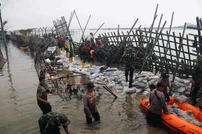 Puluhan prajurit Yonif Raider 400/BR turun ke lokasi terdampak banjir rob di kawasan Pelabuhan Tanjung Emas, Semarang, Jawa Tengah, Kamis (26/5/2022).