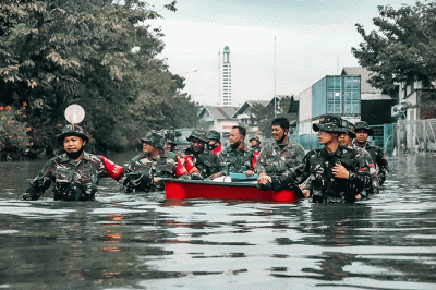 Puluhan prajurit Yonif Raider 400/BR turun ke lokasi terdampak banjir rob di kawasan Pelabuhan Tanjung Emas, Semarang, Jawa Tengah, Kamis (26/5/2022).