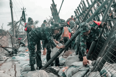 Puluhan prajurit Yonif Raider 400/BR turun ke lokasi terdampak banjir rob di kawasan Pelabuhan Tanjung Emas, Semarang, Jawa Tengah, Kamis (26/5/2022).