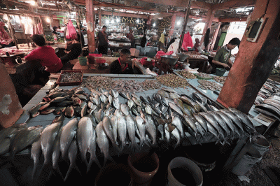 Pedagang ikan laut melayani pembeli di Pasar Kecapi, Kota Bekasi, Jawa Barat, Kamis (26/5/2022).