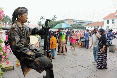 Suasana pengunjung memadati kawasan wisata Kota Tua, Jakarta, Kamis (26/5/2022).