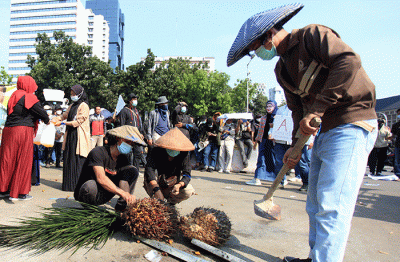 Pengunjuk rasa yang tergabung dalam Barisan Masyarakat Anti Korupsi, Kolusi dan Nepotisme melakukan aksi teatrikal saat berunjuk rasa di kawasan Patung Kuda.