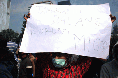 Pengunjuk rasa yang tergabung dalam Barisan Masyarakat Anti Korupsi, Kolusi dan Nepotisme melakukan aksi teatrikal saat berunjuk rasa di kawasan Patung Kuda.