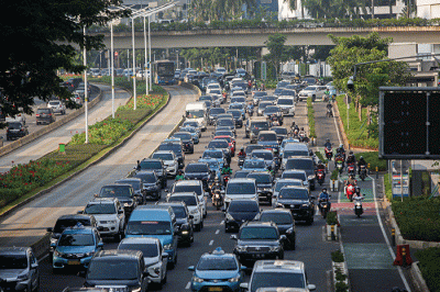 Sejumlah kendaraan melintasi kawasan Jalan Jenderal Sudirman, Jakarta, Jumat (27/5/2022).