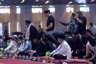 Pesepakbola Mesut Ozil saat melaksanakan ibadah Shalat Jumat di Masjid Istiqlal, Jakarta Pusat, Jumat (27/5/2022).
