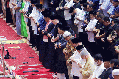 Pesepakbola Mesut Ozil saat melaksanakan ibadah Shalat Jumat di Masjid Istiqlal, Jakarta Pusat, Jumat (27/5/2022).