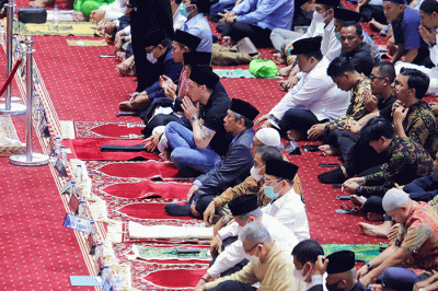 Pesepakbola Mesut Ozil saat melaksanakan ibadah Shalat Jumat di Masjid Istiqlal, Jakarta Pusat, Jumat (27/5/2022).