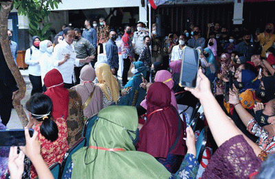 Presiden Jokowi mengunjungi sejumlah pasar yang ada di Kota Surakarta, mulai dari Pasar Mojosongo, Pasar Gede, Pasar Gading, hingga Pasar Harjodaksino.