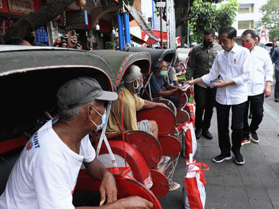 Presiden Jokowi mengunjungi sejumlah pasar yang ada di Kota Surakarta, mulai dari Pasar Mojosongo, Pasar Gede, Pasar Gading, hingga Pasar Harjodaksino.