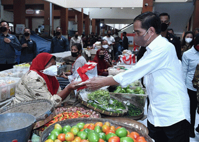 Presiden Jokowi mengunjungi sejumlah pasar yang ada di Kota Surakarta, mulai dari Pasar Mojosongo, Pasar Gede, Pasar Gading, hingga Pasar Harjodaksino.