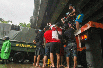 Komandan Lanal Semarang Kolonel Marinir Hariyono Masturi memimpin prajuritnya membantu memperbaiki tanggul yang jebol akibat banjir rob.