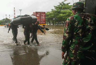 Komandan Lanal Semarang Kolonel Marinir Hariyono Masturi memimpin prajuritnya membantu memperbaiki tanggul yang jebol akibat banjir rob.