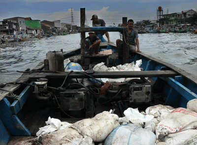 Komandan Lanal Semarang Kolonel Marinir Hariyono Masturi memimpin prajuritnya membantu memperbaiki tanggul yang jebol akibat banjir rob.