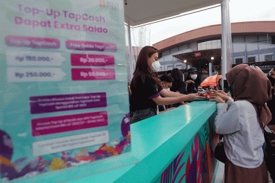 Pengunjung melakukan pengisian saldo Tap Cash saat penyelenggaraan BNI Java Jazz Festival 2022 di JIExpo Kemayoran, Jakarta Pusat, Sabtu (28/5/2022).