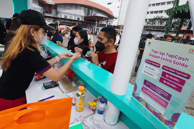 Pengunjung melakukan pengisian saldo Tap Cash saat penyelenggaraan BNI Java Jazz Festival 2022 di JIExpo Kemayoran, Jakarta Pusat, Sabtu (28/5/2022).