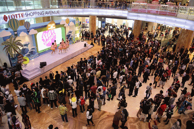 Penggemar cosplay dan cosplayer berkumpul pada acara COS-HYPE di mal Lotte Shopping Avenue di Jakarta, Sabtu (28/5/2022).