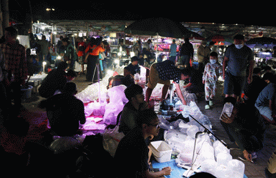 Suasana para pedagang ikan hias di kawasan Pasar Jatinegara, Jakarta, Sabtu (28/5/2022).
