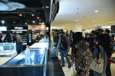 Peserta talkshow dan photo challenge berlari menuju antrian rilis New Fancy Totebag di gerai ritel Machtwatch cabang PTC Surabaya, Jawa Timur.