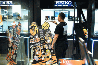 Peserta talkshow dan photo challenge berlari menuju antrian rilis New Fancy Totebag di gerai ritel Machtwatch cabang PTC Surabaya, Jawa Timur.