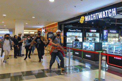 Peserta talkshow dan photo challenge berlari menuju antrian rilis New Fancy Totebag di gerai ritel Machtwatch cabang PTC Surabaya, Jawa Timur.