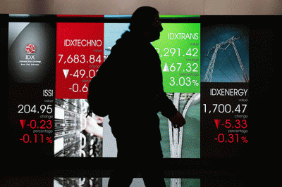 Pekerja melintasi layar pergerakan Indeks Harga Saham Gabungan (IHSG) di Bursa Efek Indonesia, Jakarta Selatan, Senin (30/5/2022).