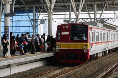 Penumpang KRL saat menunggu keberangkatan di Stasiun Manggarai, Jakarta Selatan, Senin (30/5/2022).