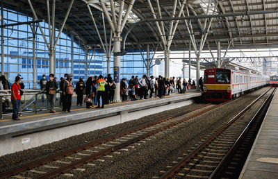 Penumpang KRL saat menunggu keberangkatan di Stasiun Manggarai, Jakarta Selatan, Senin (30/5/2022).