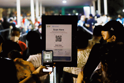 Sejumlah penonton yang akan memasuki arena pertunjukan musik BNI Java Jazz Festival 2022 melakukan scan Aplikasi PeduliLindungi sebagai protokol kesehatan.