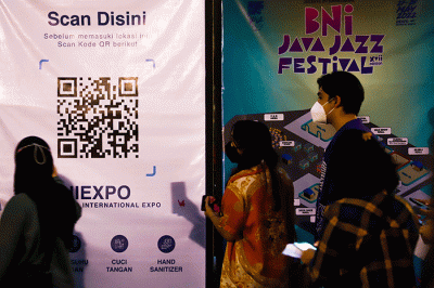 Sejumlah penonton yang akan memasuki arena pertunjukan musik BNI Java Jazz Festival 2022 melakukan scan Aplikasi PeduliLindungi sebagai protokol kesehatan.