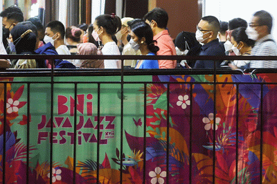 Sejumlah penonton yang akan memasuki arena pertunjukan musik BNI Java Jazz Festival 2022 melakukan scan Aplikasi PeduliLindungi sebagai protokol kesehatan.