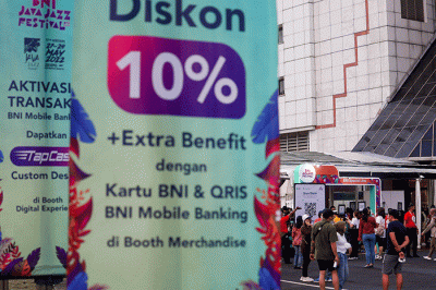 Sejumlah penonton yang akan memasuki arena pertunjukan musik BNI Java Jazz Festival 2022 melakukan scan Aplikasi PeduliLindungi sebagai protokol kesehatan.