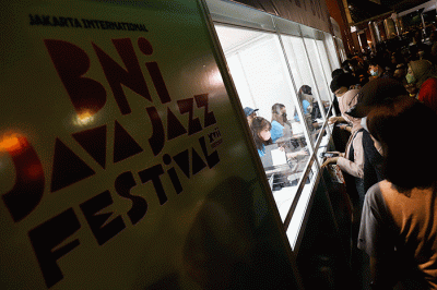Sejumlah penonton yang akan memasuki arena pertunjukan musik BNI Java Jazz Festival 2022 melakukan scan Aplikasi PeduliLindungi sebagai protokol kesehatan.
