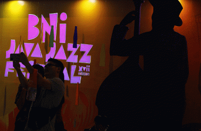 Pengunjung melakukan Top Up Tap Cash BNI di Booth PT Bank Negara Indonesia (BNI) di dalam gedung Niaga pada perhelatan BNI Java Jazz Festival 2022.