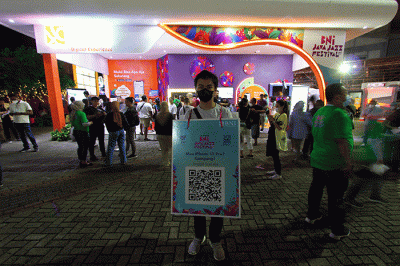 Pengunjung melakukan Top Up Tap Cash BNI di Booth PT Bank Negara Indonesia (BNI) di dalam gedung Niaga pada perhelatan BNI Java Jazz Festival 2022.