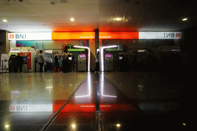 Pengunjung melakukan Top Up Tap Cash BNI di Booth PT Bank Negara Indonesia (BNI) di dalam gedung Niaga pada perhelatan BNI Java Jazz Festival 2022.