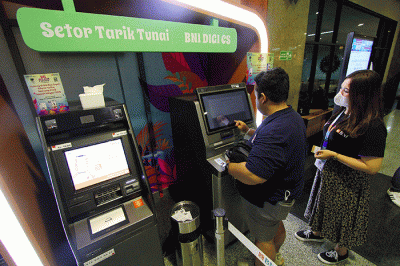 Pengunjung melakukan Top Up Tap Cash BNI di Booth PT Bank Negara Indonesia (BNI) di dalam gedung Niaga pada perhelatan BNI Java Jazz Festival 2022.