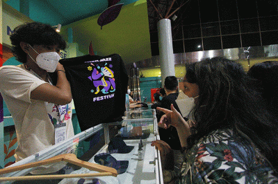 Pengunjung melakukan Top Up Tap Cash BNI di Booth PT Bank Negara Indonesia (BNI) di dalam gedung Niaga pada perhelatan BNI Java Jazz Festival 2022.