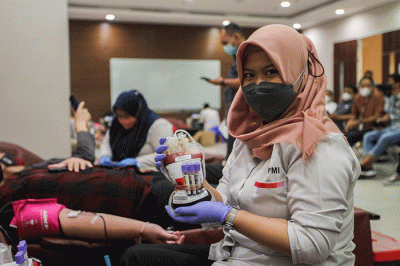Petugas Palang Merah Indonesia saat melakukan donor darah di iNews Tower, Kebon Sirih, Jakarta Pusat, Senin (30/5/2022).
