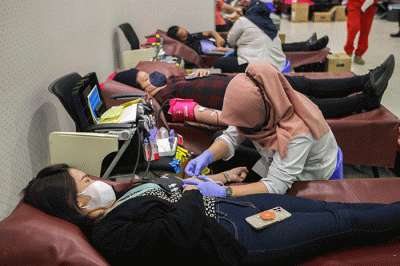 Petugas Palang Merah Indonesia saat melakukan donor darah di iNews Tower, Kebon Sirih, Jakarta Pusat, Senin (30/5/2022).