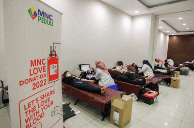 Petugas Palang Merah Indonesia saat melakukan donor darah di iNews Tower, Kebon Sirih, Jakarta Pusat, Senin (30/5/2022).