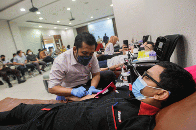 Petugas Palang Merah Indonesia saat melakukan donor darah di iNews Tower, Kebon Sirih, Jakarta Pusat, Senin (30/5/2022).