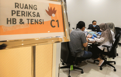 Petugas Palang Merah Indonesia saat melakukan donor darah di iNews Tower, Kebon Sirih, Jakarta Pusat, Senin (30/5/2022).
