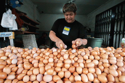 Pedagang telur ayam saat melayani pembeli di kawasan Kampung Makasar, Jakarta Timur, Minggu (29/5/2022).