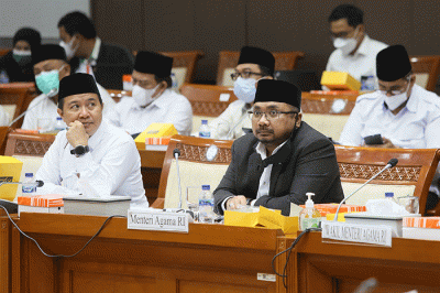 Menteri Agama Yaqut Cholil Qoumas saat mengikuti rapat kerja dan rapat dengar pendapat dengan Komisi VIII DPR di Kompleks Parlemen, Senayan.